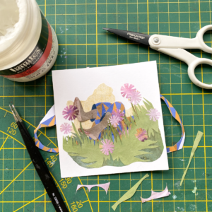 Blootsvoets. Flatlay foto van groene snijmat met in het midden een collage illustratie van blote kinderbenen die vrolijk omhoog trappelen in hoog groen gras met op de achtergrond een gouden wolk. Ronde pluizige paars roze bloemen groeien verspreid in het gras. De collage wordt geflankeerd door snijresten, een witte schaar, pincet en lijmpot.