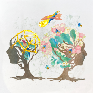 Vrije gedachten, november 2024. Collage illustratie van twee bomen in de vorm van een hoofd die van elkaar wegkijken. Het kale linkerhoofd houdt een paradijsvogel gevangen in een gouden kooi. Het rechterhoofd bloeit met blauwgroene bladeren en roze bloemen. Rondom het hoofd vliegen 5 blauwe vuurvliegjes en boven het hoofd stijgt een gouden paradijsvogel op naar de hemel.